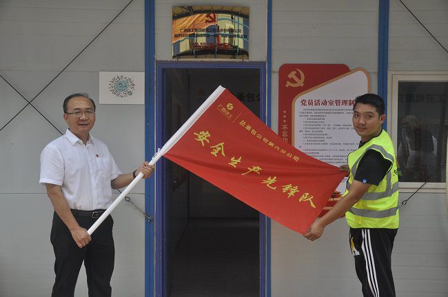 授旗现场。王瑾贞 摄（建图）.jpg