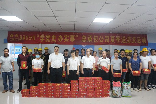 “送清冷”活动合影。张钊林 摄（建图）.jpg