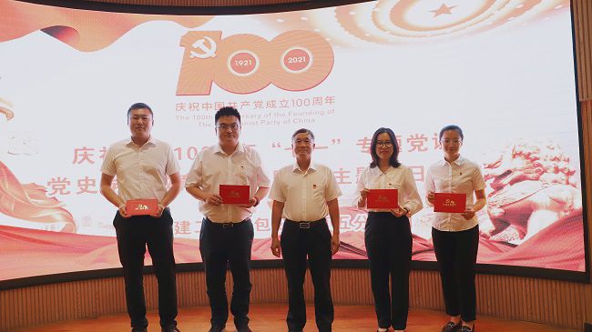 赠送政治生日贺卡合影。卢勤 摄（建图）.jpg