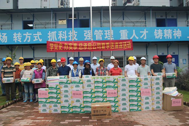 送清冷现场。吴茜 摄（建图）.jpg