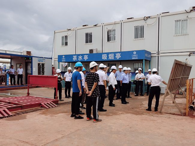 孙大光在听取项目情况汇报。祁建强 摄（建图）.jpg