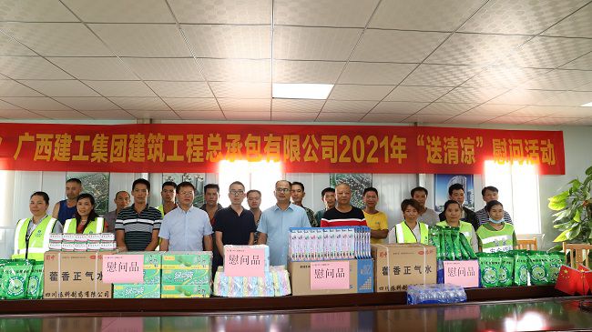 合影。杨钰 摄（建图）.jpg