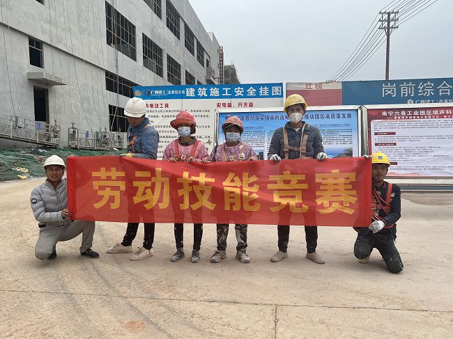 表墙涂料组合影。廖之锭 摄（建图）.jpg