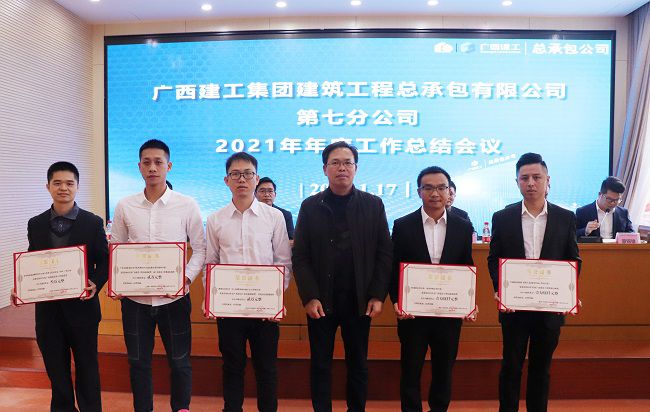 陈祖训为获奖职工宣告证书。周煜川 摄（建图）.jpg