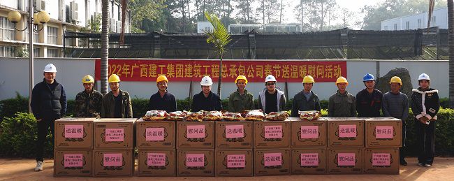 （建图）与一线工人合影。谢微旋 摄.jpg