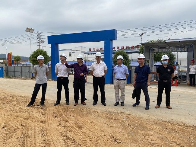 蔡桂全（右四）在项目查抄。廖益通 摄（建图）.jpg