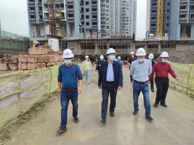 查抄施工质量。梁观德 摄（建图）.jpg