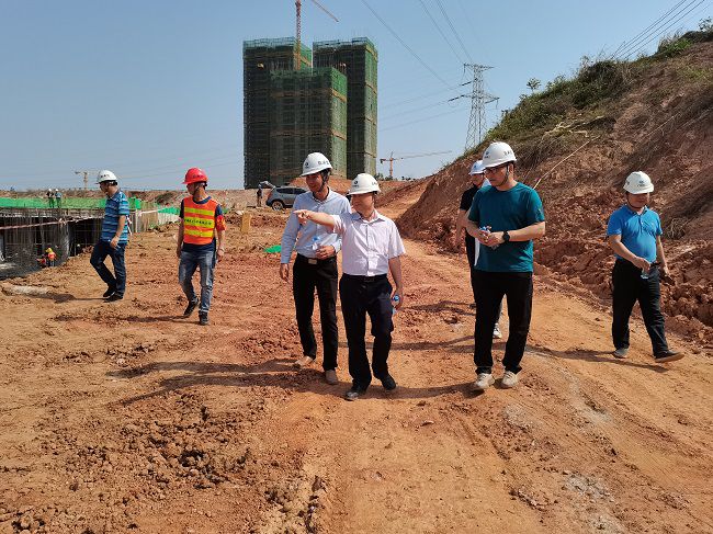 到直属分公司大派河项目查抄。梁海燕 摄（建图）.jpg