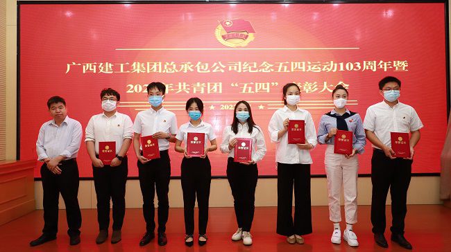 赞美优良团干。 李立云 摄（建图）.jpg