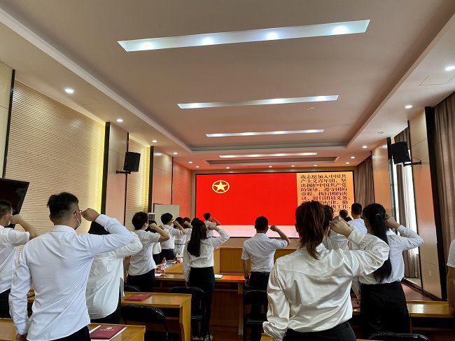 沉温入团誓词；畦磋 摄（建图）.jpg