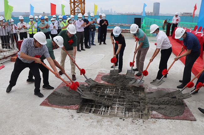 与在场嘉宾一起为封顶浇筑培土。周煜川 摄（建图）.jpg