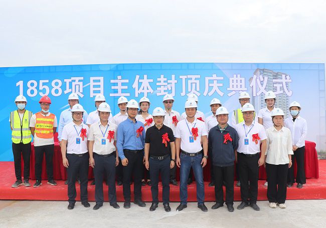 邓少新与在场职工合影留想。周煜川 摄（建图）.jpg