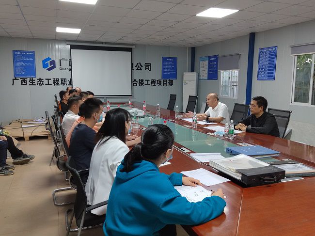 陆烜在项目领导工作。潘敏宽 摄（建图000）.jpg