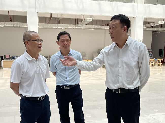 谢瑾瑜（右一）查抄现。ńㄍ迹.jpg