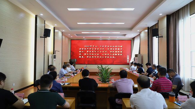 集中旁观《性命沉于泰山》教育宣传片。 郑诗宝 摄（建）.jpg