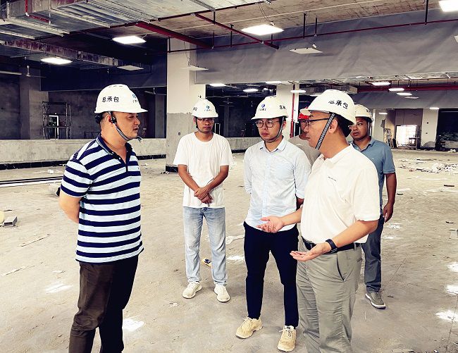 （建图）深刻现场查看。容芝雅 摄.jpg