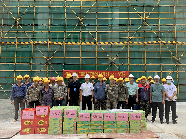 送清冷现场。蔡怡灵 摄（建图）.png