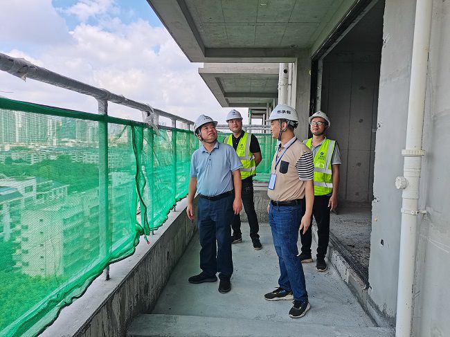 岑廷义深刻项目现场查抄工作进度。谢秋云 摄（建图）.jpg