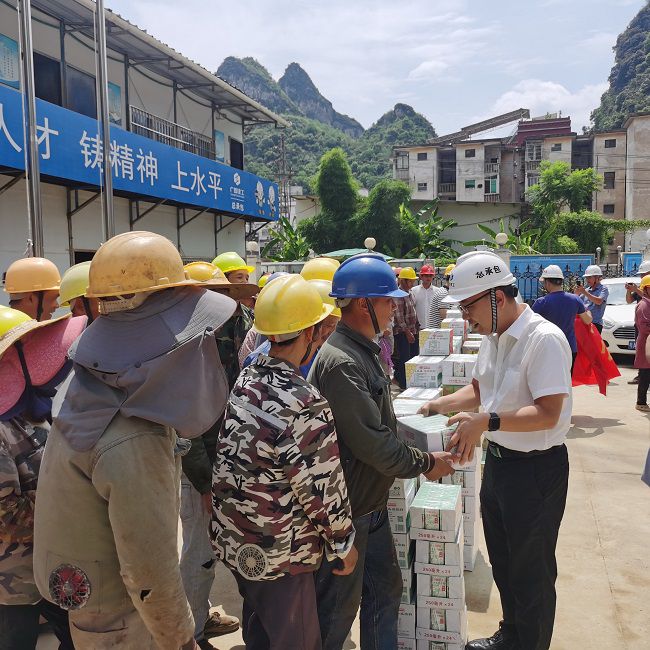 发放慰问品。陈享 摄（建图）.jpg