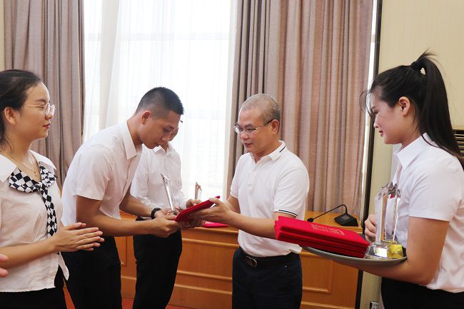 邓少新为获奖职工颁奖。周煜川 摄（建图）.jpg