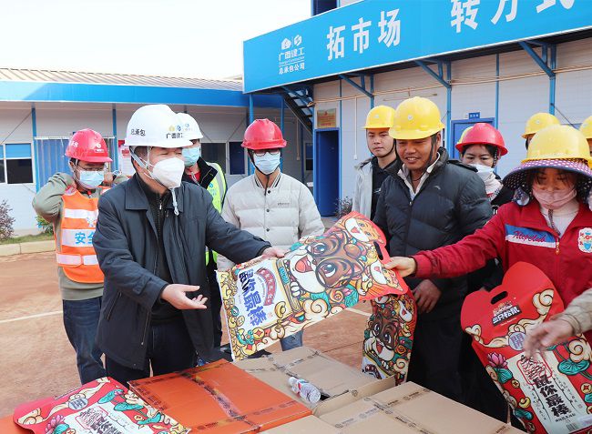 发放慰问品。周煜川 摄（建图）.jpg