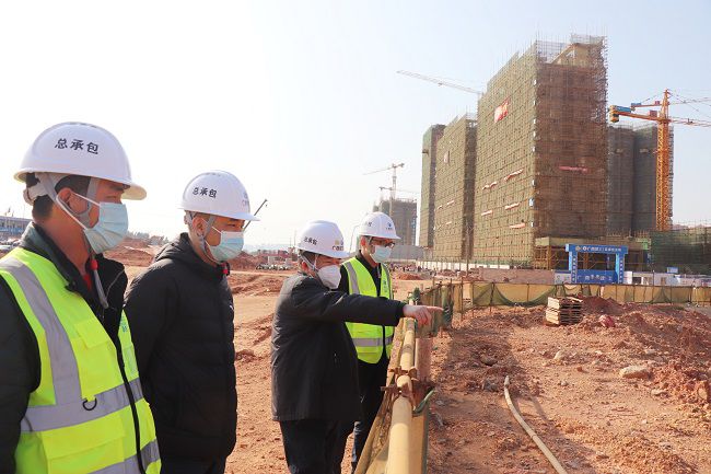岑廷义在施工现场部署下一阶段要务。周煜川 摄（图）(2).jpg