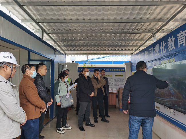 听取项目情况汇报。彭强 摄（建图）.jpg