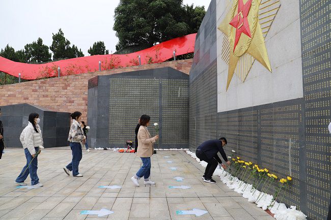 献花。张钊林  摄（建图） (2).jpg