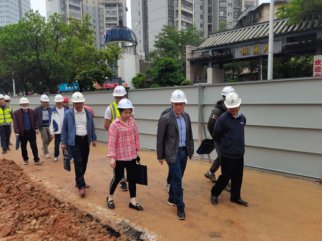 查抄现场。卢丽君 摄（建图）.png