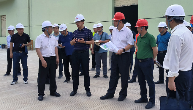 视察项目现场。谢家宝 摄（建图）.png