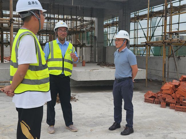 邓少新听取项目汇报。林颖翔摄（原图00）.jpg