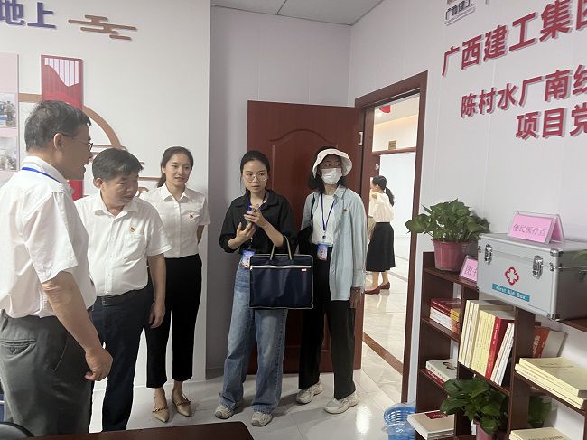 查看党建设施建设情况。卢丽君 摄（建图）.jpg