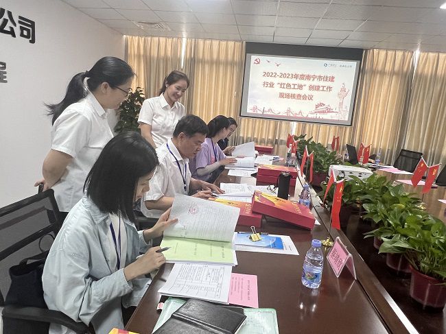 查看党建资料。卢丽君 摄（建图）.jpg