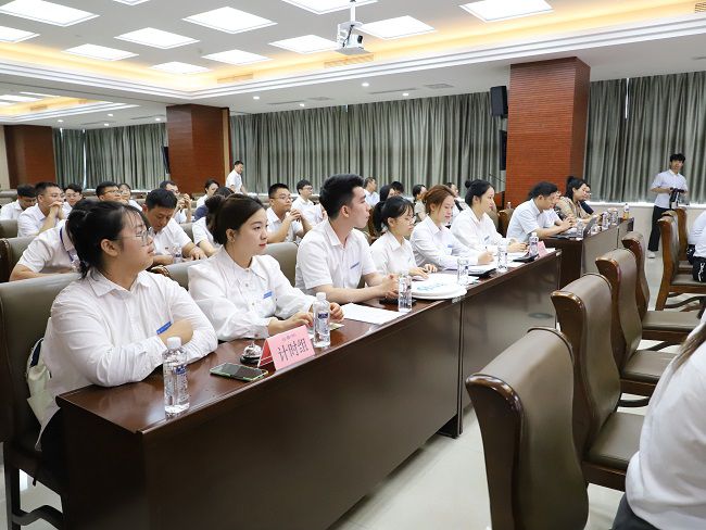 工作人员当真计时记分。李立云 摄（建图）.jpg