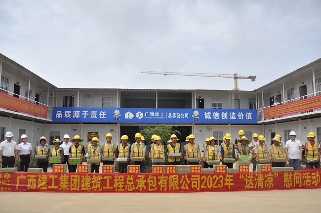 “送清冷”慰问活动合影。王瑾贞 摄（建图）.jpg