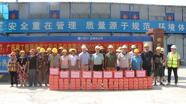 送清冷现场。蔡怡灵 摄（建图）.png