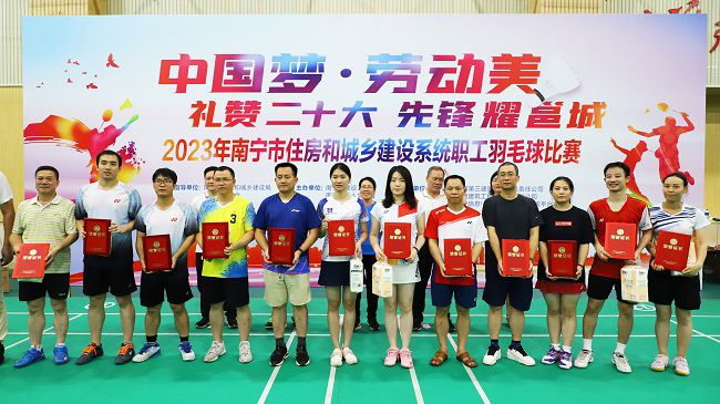 公司获优良组织奖，李天阳代表公司上台领奖。.jpg