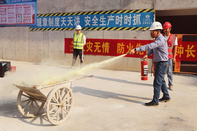 曾劲松进行灭火器材使用培训。周煜川 摄（建图）.jpg