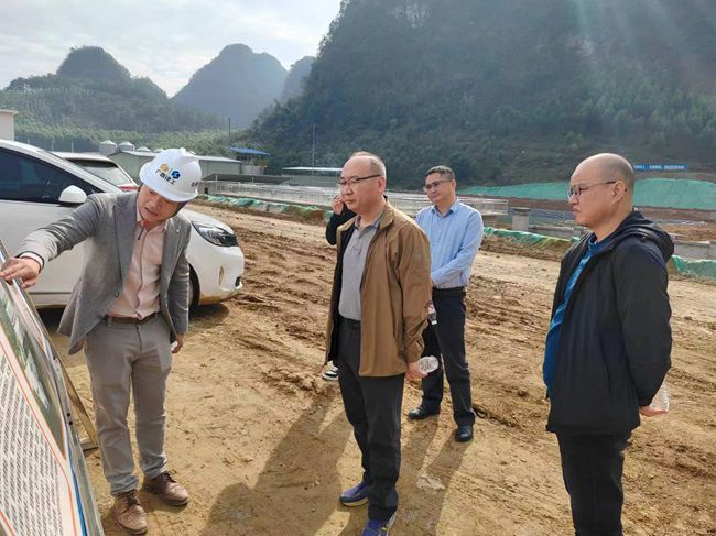 陆烜在安东乡项目现场听取汇报。（建图）.jpg