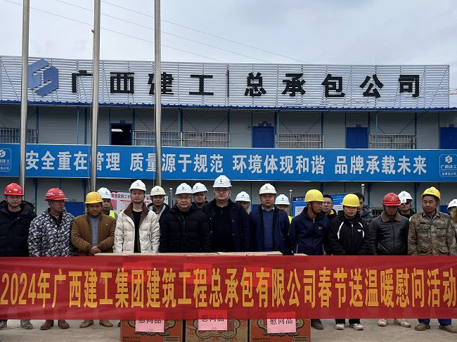 慰问活动合影。李伟燕 摄（建图）.jpg