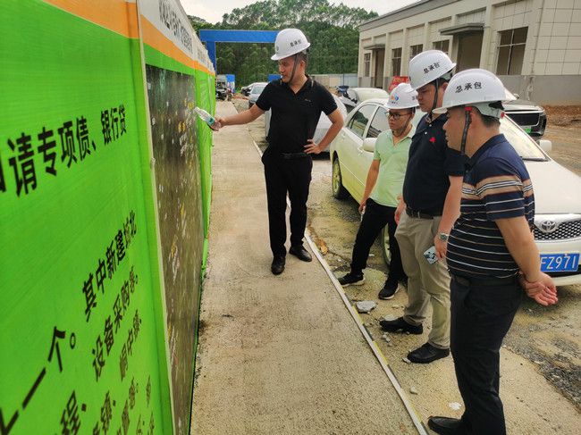 黎双荣听取项目情况介绍。李海宁摄（建图）.jpg