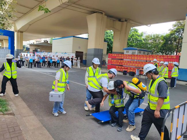 有限空间接济。陆振官 摄（建图）.jpg