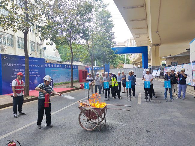 梅锦辉示芳火器操作；票ι 摄（建图）.jpg